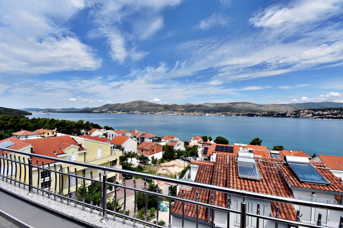 Vrhunsko urejena hiša na Čiovu/Okrug Gornji s prekrasnim odprtim razgledom